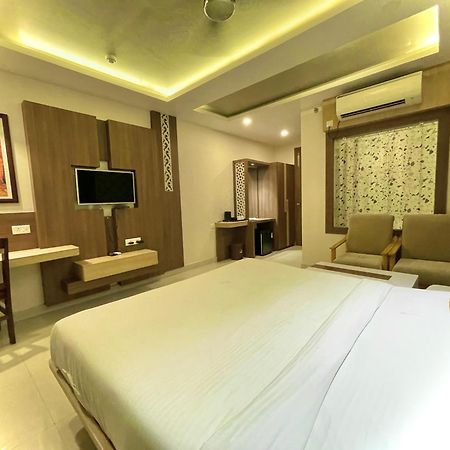 Hotel Kuber Palace ! Puri Near-Sea-Beach-And-Temple Fully-Air-Conditioned-Hotel With-Lift-And-Parking-Facility Bagian luar foto