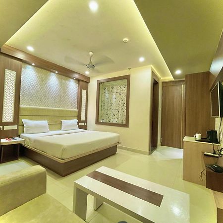 Hotel Kuber Palace ! Puri Near-Sea-Beach-And-Temple Fully-Air-Conditioned-Hotel With-Lift-And-Parking-Facility Bagian luar foto