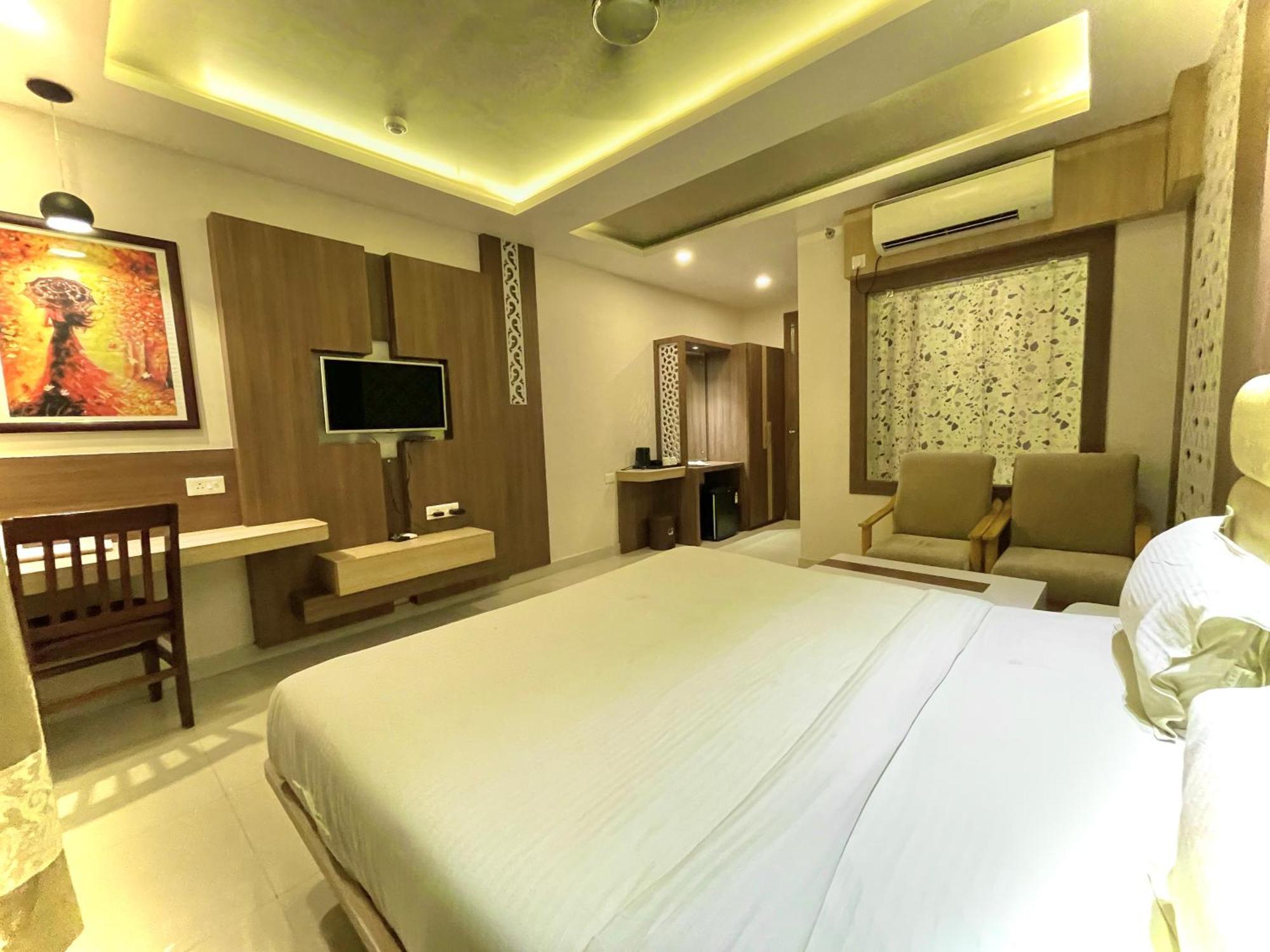 Hotel Kuber Palace ! Puri Near-Sea-Beach-And-Temple Fully-Air-Conditioned-Hotel With-Lift-And-Parking-Facility Bagian luar foto