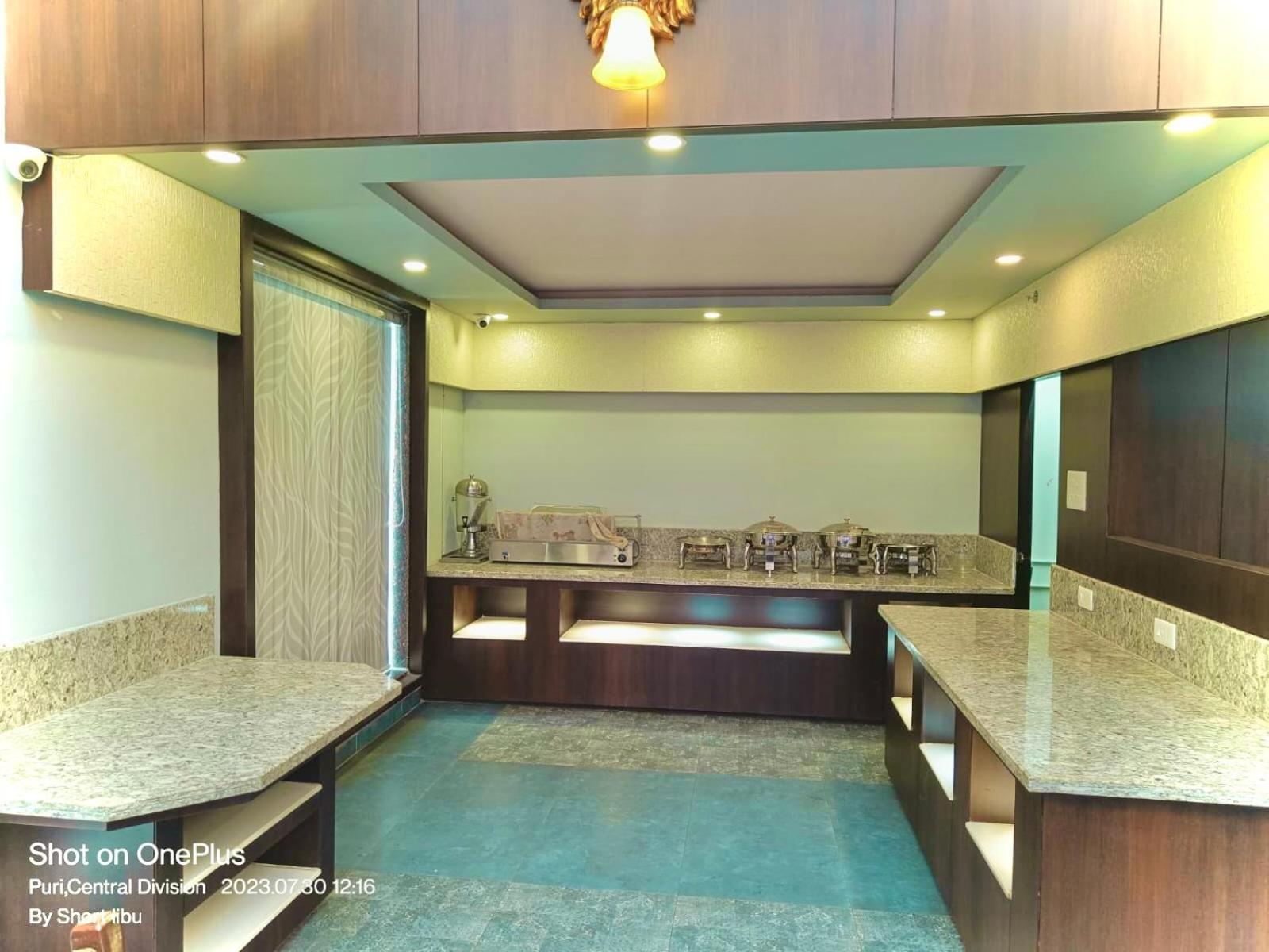 Hotel Kuber Palace ! Puri Near-Sea-Beach-And-Temple Fully-Air-Conditioned-Hotel With-Lift-And-Parking-Facility Bagian luar foto