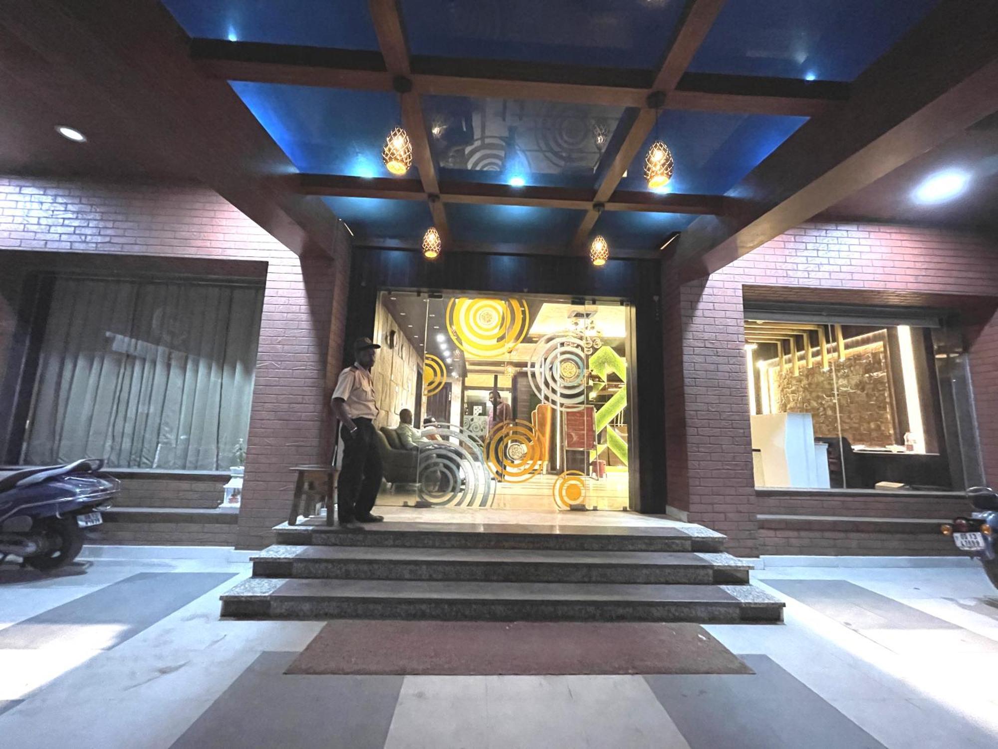 Hotel Kuber Palace ! Puri Near-Sea-Beach-And-Temple Fully-Air-Conditioned-Hotel With-Lift-And-Parking-Facility Bagian luar foto