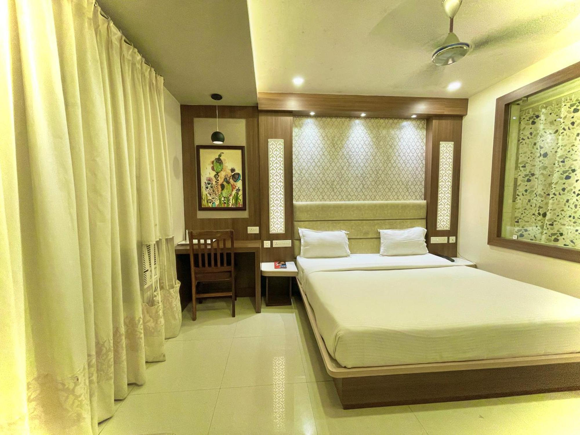 Hotel Kuber Palace ! Puri Near-Sea-Beach-And-Temple Fully-Air-Conditioned-Hotel With-Lift-And-Parking-Facility Bagian luar foto