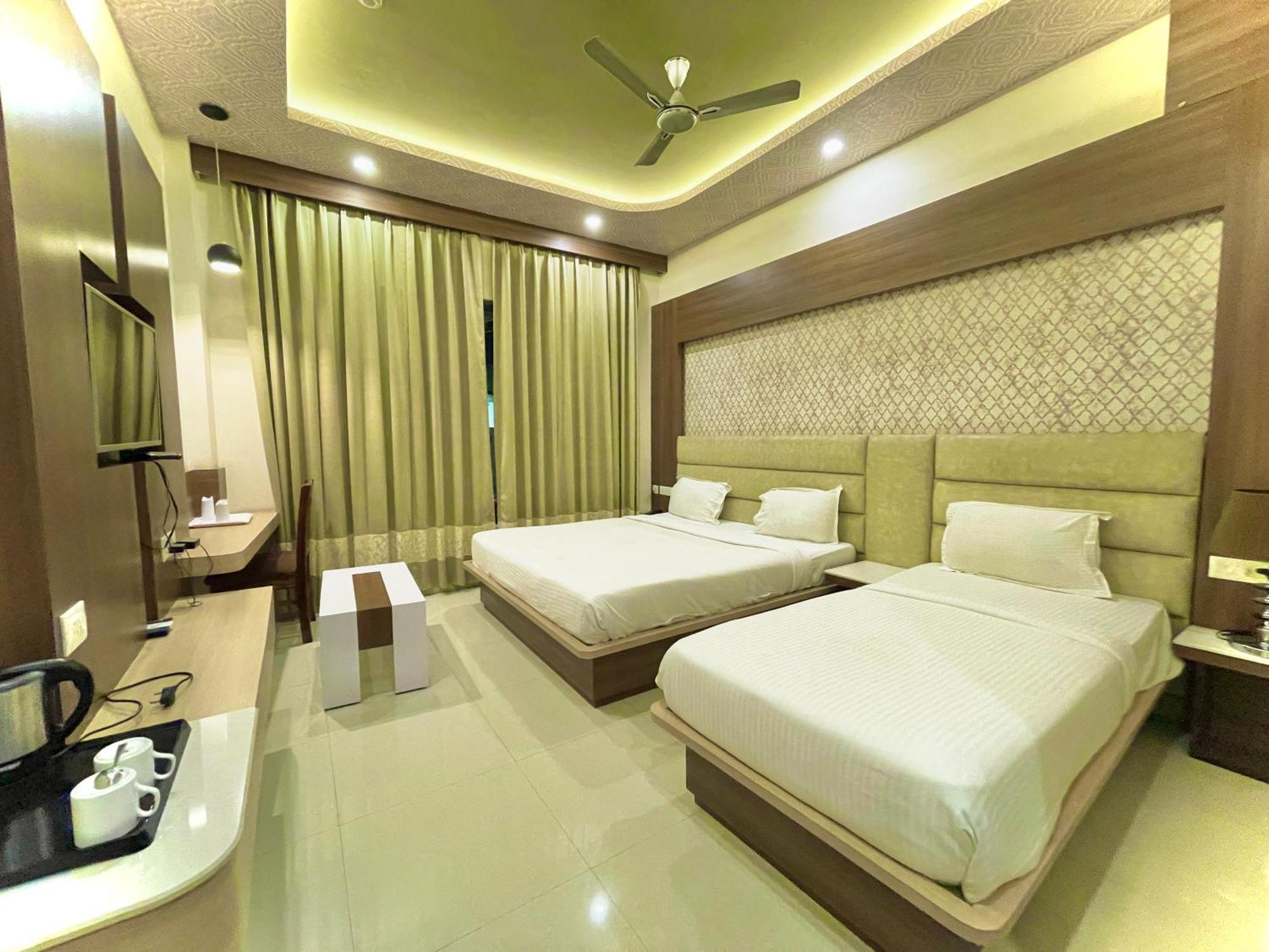 Hotel Kuber Palace ! Puri Near-Sea-Beach-And-Temple Fully-Air-Conditioned-Hotel With-Lift-And-Parking-Facility Bagian luar foto