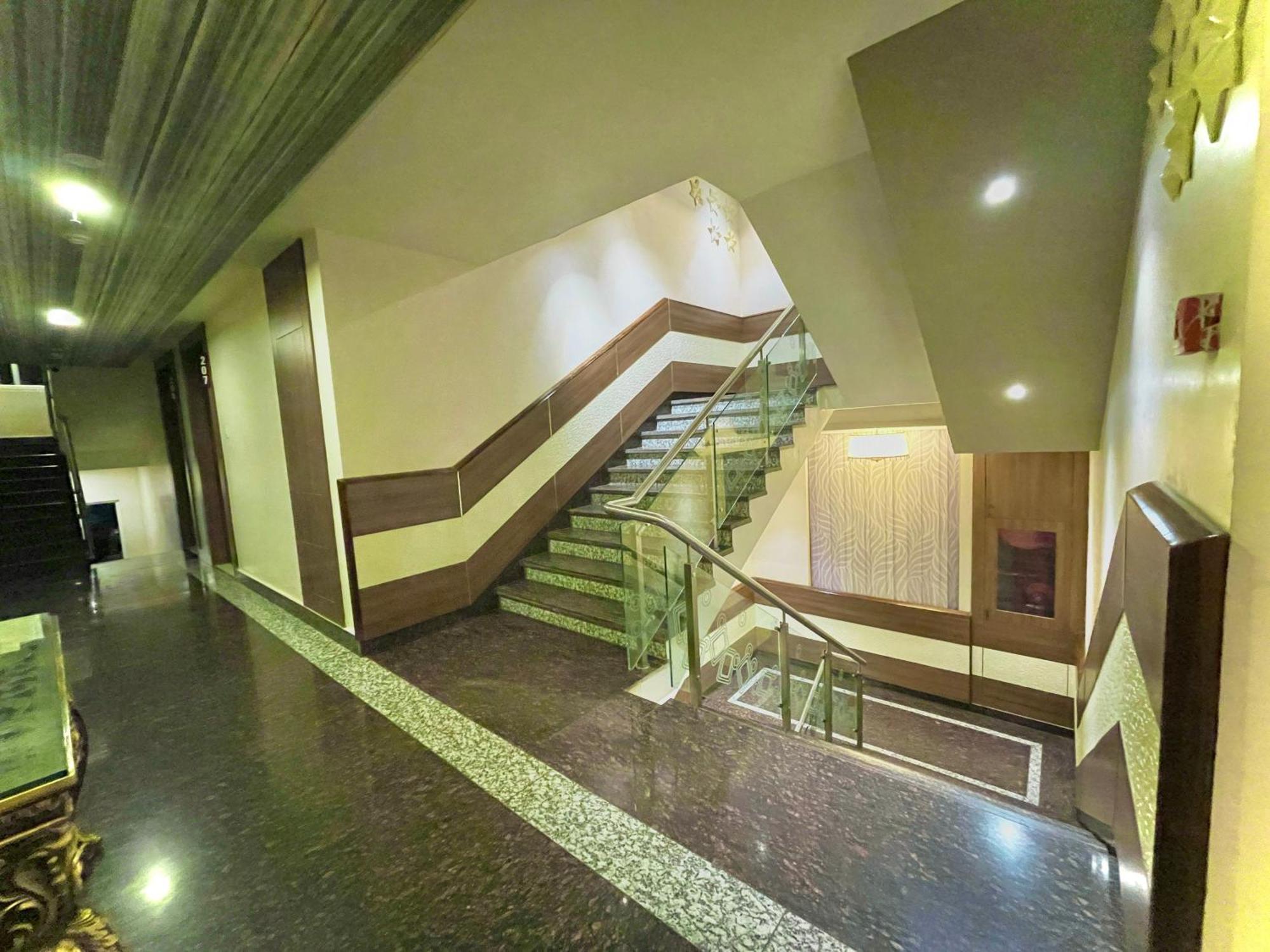 Hotel Kuber Palace ! Puri Near-Sea-Beach-And-Temple Fully-Air-Conditioned-Hotel With-Lift-And-Parking-Facility Bagian luar foto