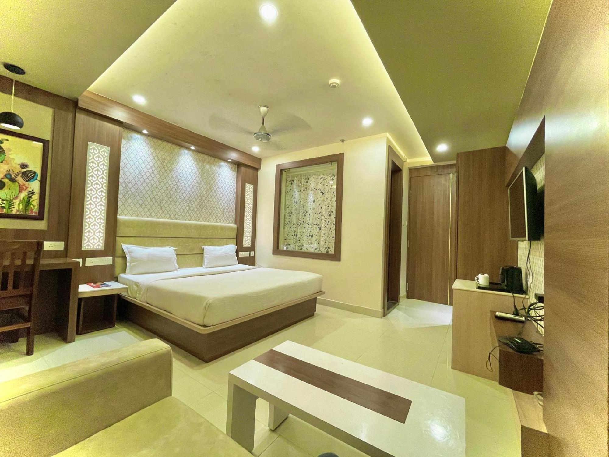 Hotel Kuber Palace ! Puri Near-Sea-Beach-And-Temple Fully-Air-Conditioned-Hotel With-Lift-And-Parking-Facility Bagian luar foto