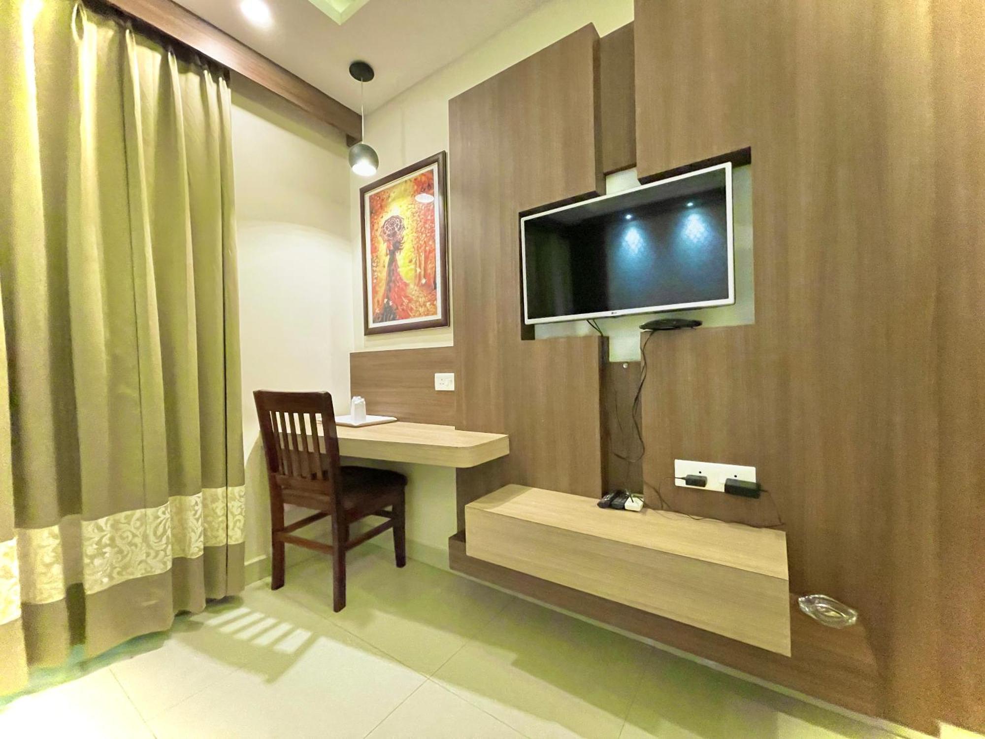 Hotel Kuber Palace ! Puri Near-Sea-Beach-And-Temple Fully-Air-Conditioned-Hotel With-Lift-And-Parking-Facility Bagian luar foto