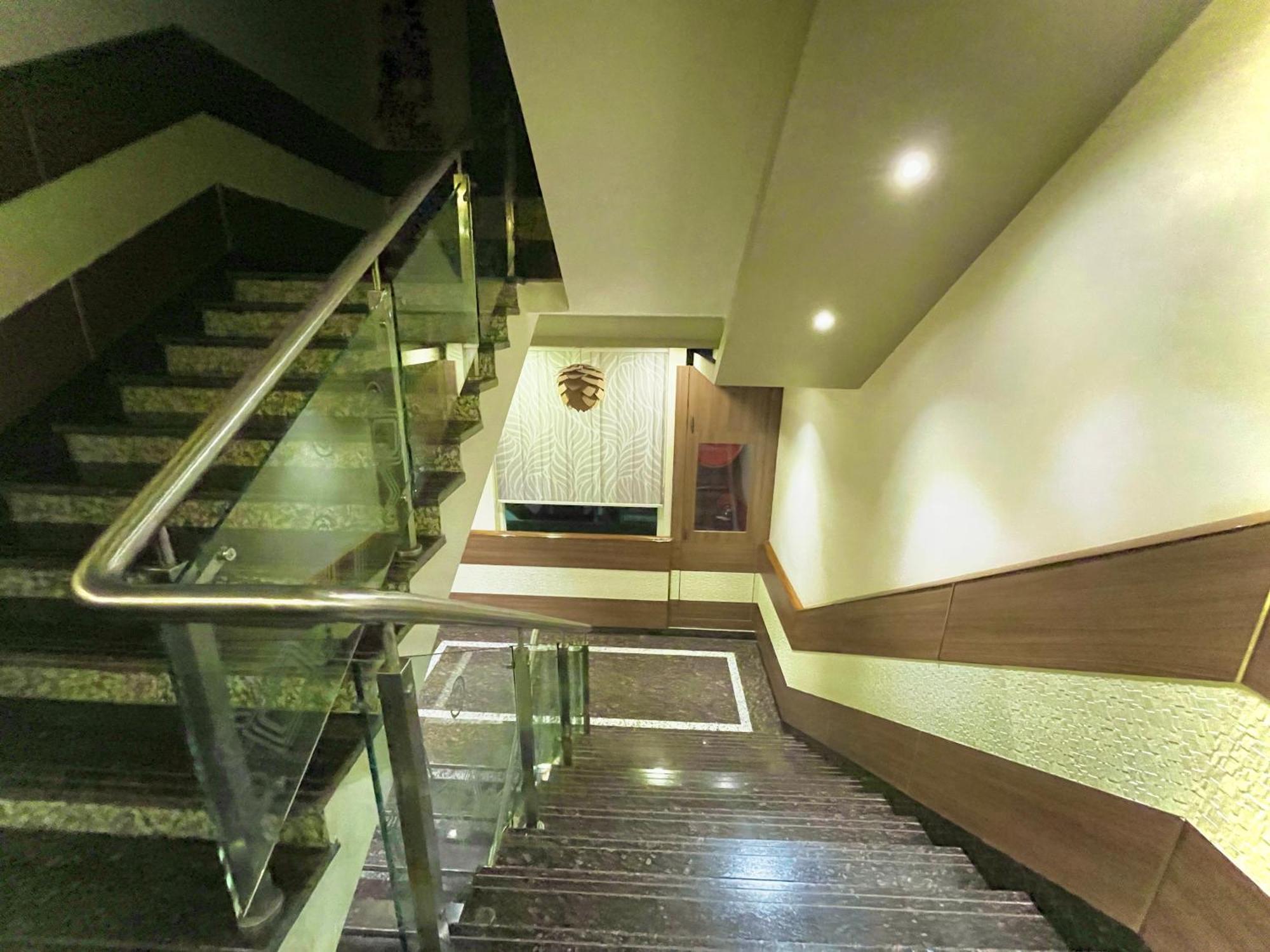 Hotel Kuber Palace ! Puri Near-Sea-Beach-And-Temple Fully-Air-Conditioned-Hotel With-Lift-And-Parking-Facility Bagian luar foto