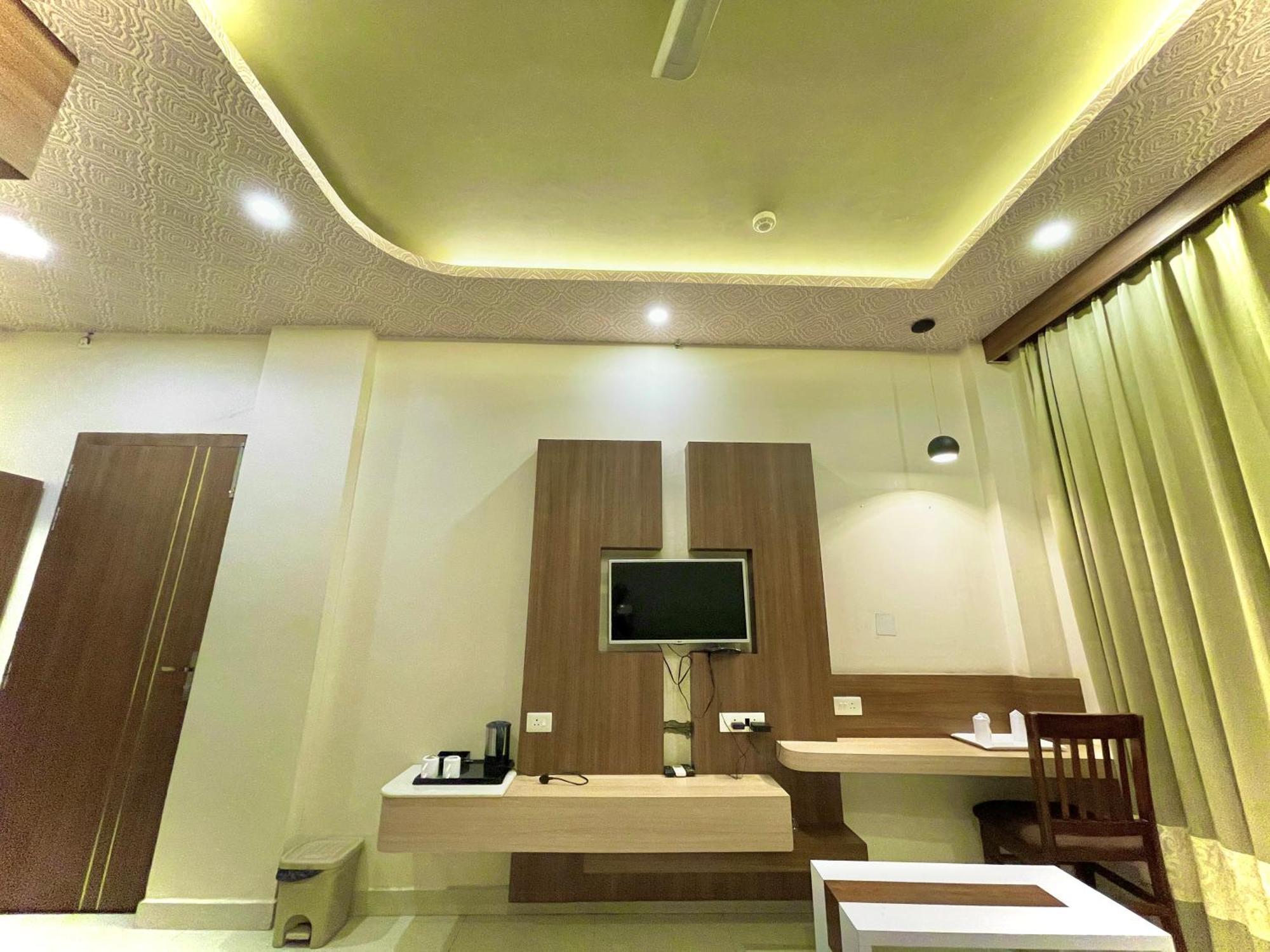 Hotel Kuber Palace ! Puri Near-Sea-Beach-And-Temple Fully-Air-Conditioned-Hotel With-Lift-And-Parking-Facility Bagian luar foto