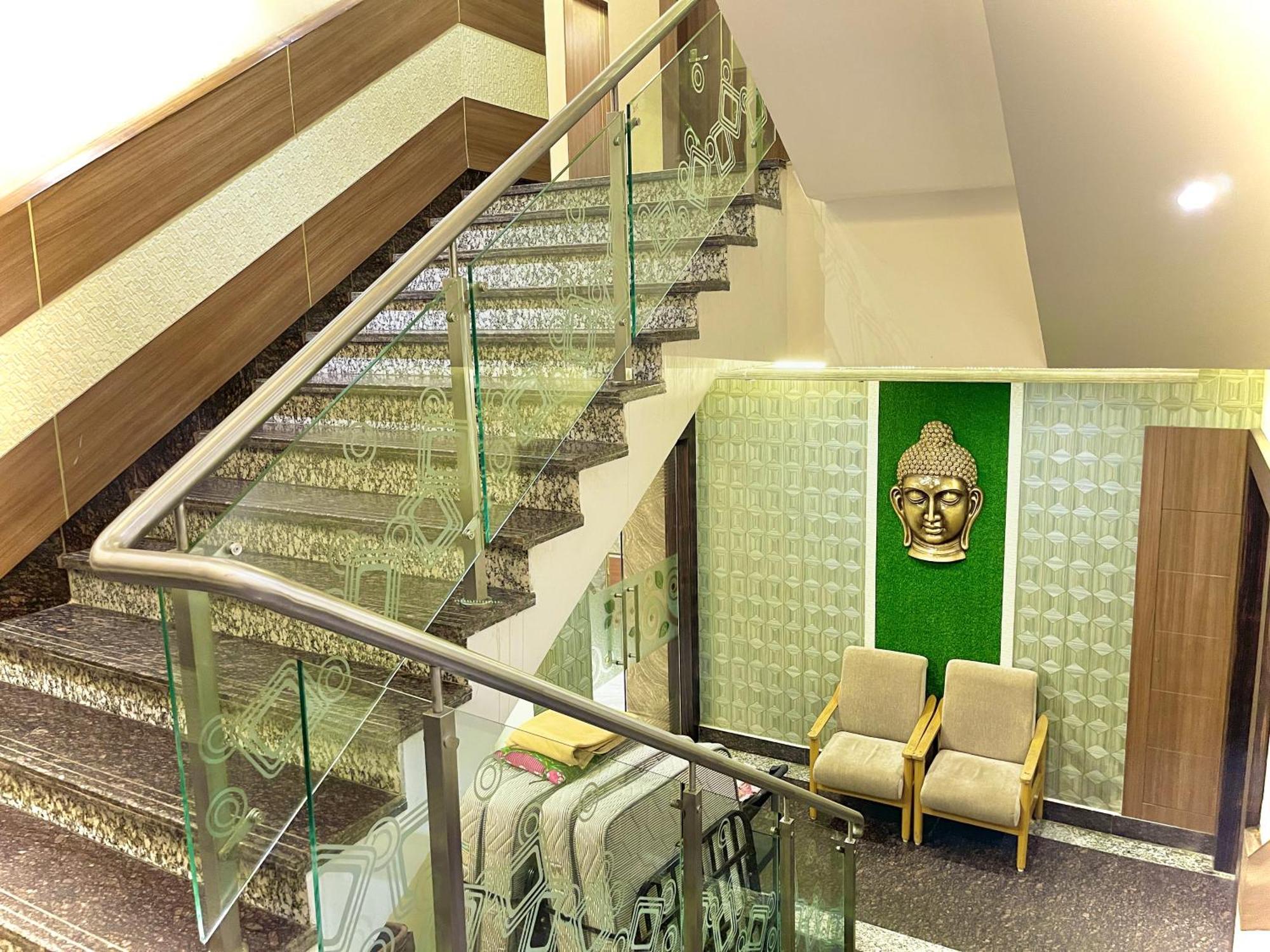 Hotel Kuber Palace ! Puri Near-Sea-Beach-And-Temple Fully-Air-Conditioned-Hotel With-Lift-And-Parking-Facility Bagian luar foto
